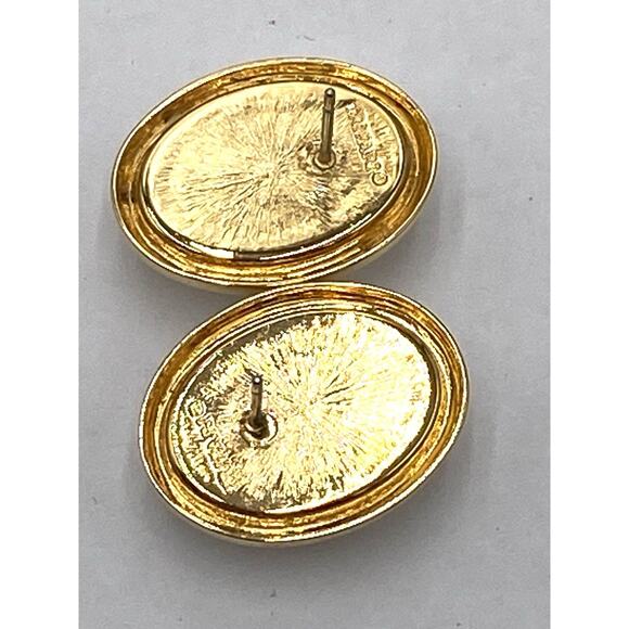 TRIFARI Vintage Earrings Gold Tone White Plastic Cabochon Studs Estate - Picture 7 of 9